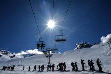 Sur le domaine skiable du Col de la Balme à La Clusaz, en Haute-Savoie, le 23 mai 2021 pour une réouverture de deux jours de certaines remontées mécaniques