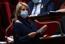 La jeune ministre française de l'Autonomie Brigitte Bourguignon à l'Assemblée nationale à Paris, le 21 septembre 2021