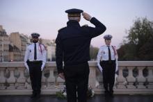 Le préfet de police de Paris Didier Lallement (c) salue la mémoire des victimes algériennes de la répression du 17 octobre 1961 sur le pont Saint Michel à Paris, le 17 octobre 2021