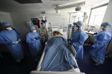 Le personnel médical autour d'un patient atteint du Covid-19 dans l'unité de soins intensifs des Hôpitaux universitaires de Strasbourg (HUS), le 28 juillet 2021