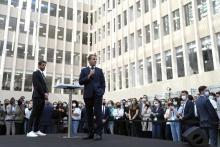 Le président Emmanuel Macron et le patron des Jeux de Paris-2024 Tony Estanguet s'exprimant devant le staff du comité d'organisation au siège à Saint-Denis, au nord de Paris, le 14 octobre 2021