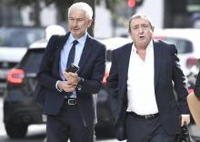 Pierre Giacometti et son avocat Patrick Maisonneuve (d) devant le tribunal de Paris le 18 octobre 2021