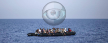 Des migrants attendent d'être secourus par les garde-côtes italiens, dans la mer méditerranée, à 30 