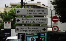 Des panneaux de direction dans Paris