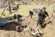 Des soldats français du 9e Rima démantèlent un site d'orpaillage à Saint-Laurent du Maroni, en Guyane, le 20 octobre 2021