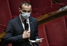 Le député LR Fabien Di Filippo, opposé à l'extension du délai légal pour pratiquer une IVG à 14 semaines de grossesse au lieu de 12, prend la parole à l'Assemblée nationale à Paris le 30 novembre 2021