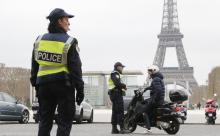 Contrôle policier devant la Tour Eiffel, à Paris le 17 mars 2014