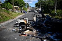 Restes d'un véhicule brûlé en Guadeloupe le 22 novembre 2021