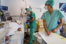 Malade du Covid placé sous assistance respiratoire à l'hôpital près de Papeete, le 3 septembre 2021