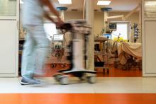 Sur cette photo d'illustration un membre du personnel soignant passe devant la chambre d'un patient atteint de Covid-19, au service de soins intensifs du Centre hospitalier universitaire de Pointe-a-P