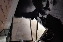 L'une des pages du manuscrit d'Albert Einstein, mis aux enchères à Paris, photo prise le 22 novembre 2021