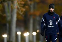 Karim Benzema arrive à un entraînement de l'équipe de France à Clairefontaine-en-Yvelines le 11 novembre 2021