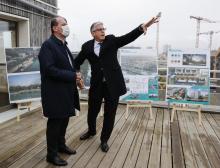 Le Premier ministre Jean Castex se fait présenter le projet de construction du village olympique par le directeur général de la Solideo Nicolas Ferrand à Saint-Denis, le 15 novembre 2021