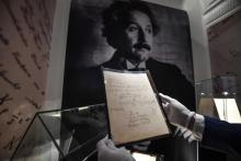 Un manuscrit d'Albert Einstein, présenté aux enchères chez Christie's, photo du 22 novembre 2021