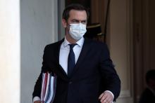Le ministre de la Santé Olivier Véran quitte le palais de l'Elysée après le conseil des ministres le 24 novembre 2021 à Paris