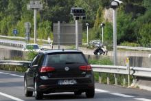 Un radar mobile installé au bord d'une route à Foix, en Ariège, le 23 août 2017