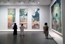 Des personnes regardent des tableaux de Pierre Bonnard lors de la visite de presse de l'exposition de la collection Morozov, le 15 septembre 2021