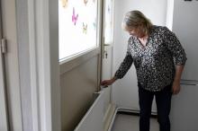 Colette Michel règle au minimum l'un des radiateurs de son appartement, le 25 octobre 2021 à Bar-le-Duc, dans la Meuse
