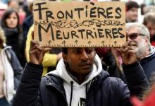 Manifestation en soutien aux migrants et aux deux militants pro-migrants en grève de la faim depuis 34 jours, le 13 novembre 2021 à Calais