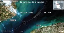 Des migrants à bord d'une embarcation de fortune, au large des côtes françaises, tentent de traverser la Manche pour se rendre en Angleterre en août 2020