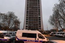 Des véhicules de police devant la tour d'Epinay-sur-Seine qui a été évacuée le 15 novembre 2021, près de Paris