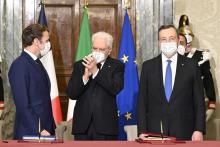 Le président français Emmanuel Macron, son homologue italien Sergio Mattarella et le président du Conseil italien Mario Draghi, le 26 novembre 2021 à Rome