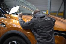 Un employé examine une voiture dans l'usine ReFactory de Flins-sur-Seine, dans les Yvelines, le 30 novembre 2021