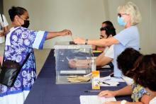 Une femme vote le 12 décembre 2021 à Nouméa pour le 3e référendum sur l'indépendance en Nouvelle-Calédonie