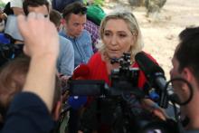 Marine Le Pen s'adresse à la presse, le 17 décembre 2021, dans le village de Mzouazia, à Mayotte