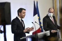 Jean Castex et Olivier Veran annoncent de nouvelles mesures pour freiner la propagation d'Omicron à Matignon, à Paris, le 27 décembre 2021
