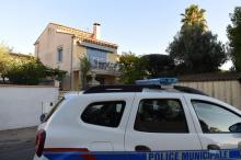 Une voiture de police garée devant la maison dans laquelle une septuagénaire a été tuée et décapitée, le 14 octobre 2021 à Agde