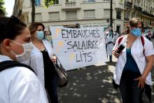 Manifestation des personnels soignants le 25 mai 2020 devant le ministère de la Santé à Paris, avant le début du "Ségur de la santé"