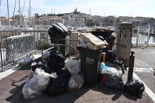 Des poubelles s'amoncellent près du Vieux Port, à Marseille, le 30 septembre 2021, en raison d'une grève des éboueurs due à un conflit sur leur temps de travail