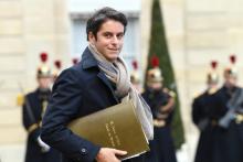 Le porte-parole du gouvernement, Gabriel Attal, quitte le palais de l'Elysée après le conseil des ministres le 1er décembre 2021 à Paris