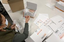 Un employé assemble des kits d'autotests antigènes rapides pour détecter le Covid-19 au sein de la société Biosynex, à Illkirch-Graffenstaden, dans l'est de la France, le 29 décembre 2021