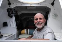 Jean-Jacques Savin à bord de son canot avec lequel il compte traverser l'Atlantique à la rame, le 28 mai 2021 à Lège-Cap-Ferret, en Aquitaine