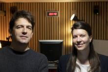 Charlotte Waelti (L) et Benoit Bouscarel (R), fondateurs de la radio "Le Chantier", posent à Clermont-Ferrand, le 5 janvier 2022