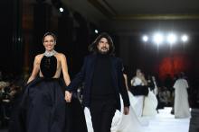 Le couturier Stéphane Rolland et sa muse, la mannequin espagnole Nieves Alvarez au défilé haute couture à Paris, le 25 janvier 2022