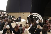 Charlotte Casiraghi ouvre le défilé Chanel haute couture à Paris, le 25 janvier 2022