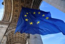 Le drapeau européen, le 1er janvier 2022, sous l'Arc de Triomphe à Paris, pour célébrer le début de la présidence française de l'UE.