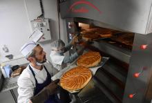 Des boulangers réalisent la traditionnelle galette des rois à Paris le 5 janvier 2021