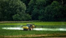 Un fermier répand des pesticides sur ses cultures le 15 juin 2015 à Bailleul