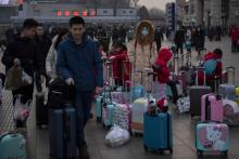 Des voyageurs chinois, devant la gare de Pékin, en partance pour leurs régions d'origine pour les vacances du Nouvel an lunaire, le 30 janvier 2019