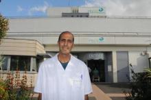 Dr Amine Umlil devant l'hôpital de Cholet