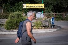 Un homme marche non loin d'une pancarte pour la recherche de médecins, dans la ville de La Chapelle-Launay, dans l'ouest de la France, en 2019