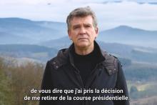 Capture d'écran d'une vidéo d'Arnaud Montebourg qui annonce le retrait de sa candidature à la présidentielle le 19 janvier 2022