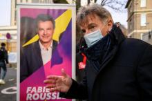 Le premier secrétaire du PCF, Fabien Roussel, devant l'entrée de l'hôpital Bichat, à Paris, le 13 janvier 2022
