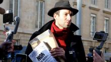 Rodolphe Bacquet, initiateur de la pétition contre le passe vaccinal, devant l'Assemblée nationale le 5 janvier 2022