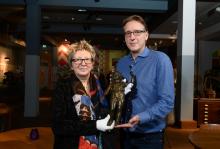 L'expert et détective néerlandais Arthur Brand (d) et la directrice du Musée du Pays Châtillonnais, Catherine Monnet (g) tiennent une statue en bronze du 1er siècle du dieu Bacchus restituée à la Fran