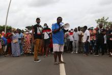 Des manifestants bloquent une route à Mamoudzou, à Mayotte, le 23 février 2022